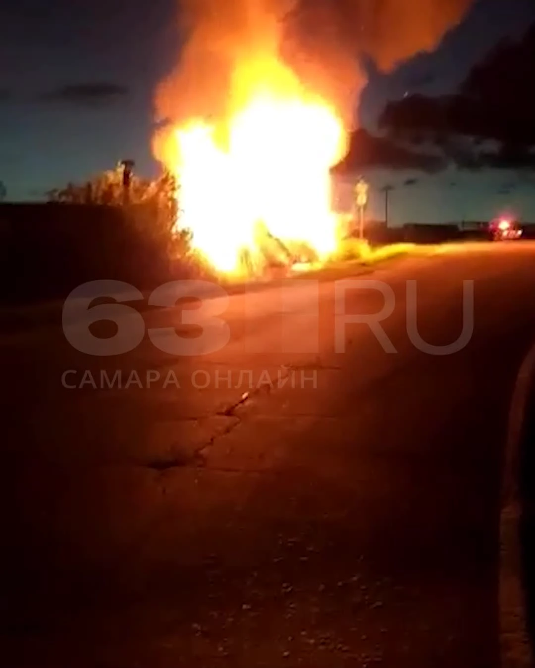 Появилось видео пожара после ДТП, в котором погибло 5 человек в Самарской  области, 26 июня 2022 г - 26 июня 2022 - 63.ру