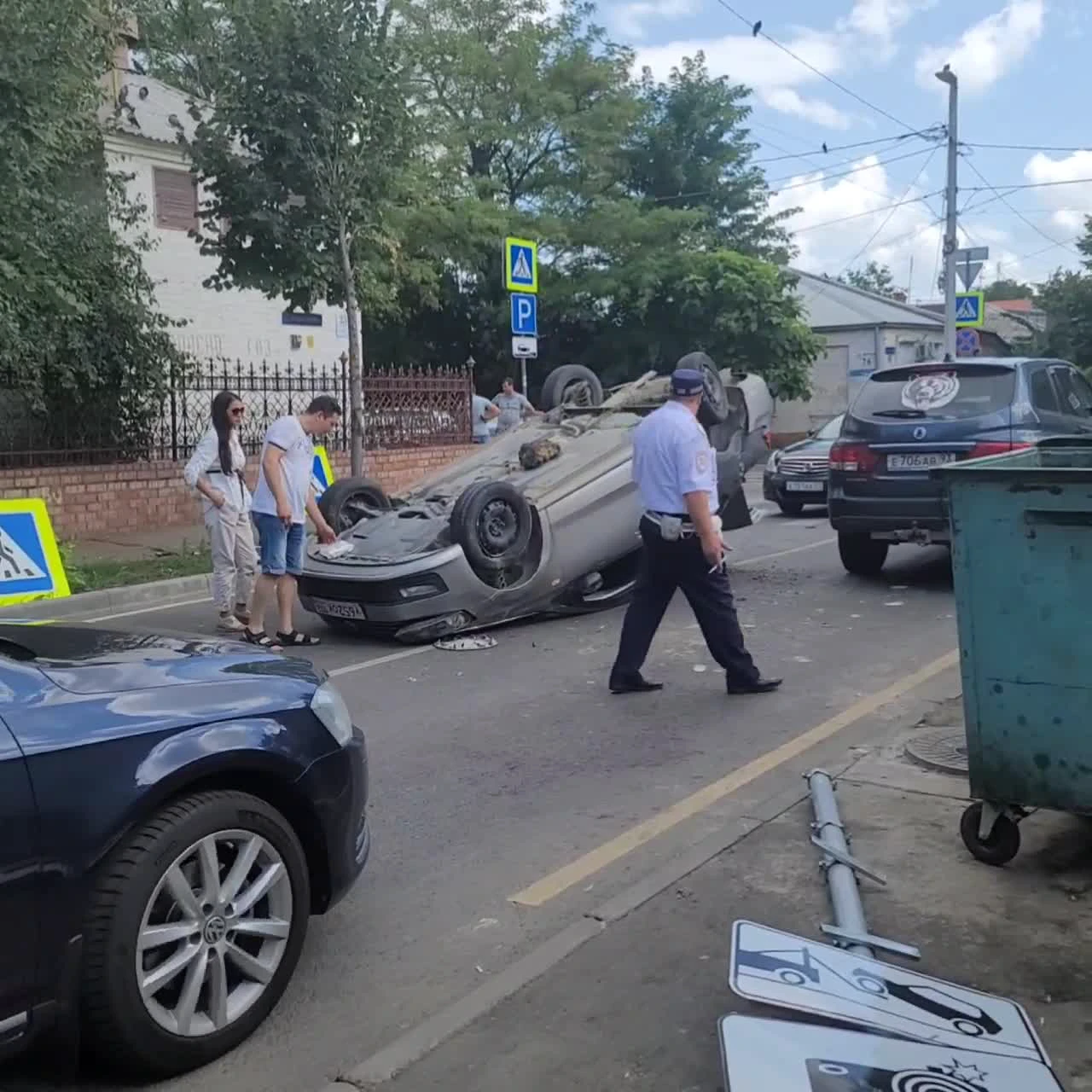 В центре Краснодара Lada Granta опрокинулась на крышу после столкновения с  Volkswagen. 2 августа 2022 г. Кубанские новости