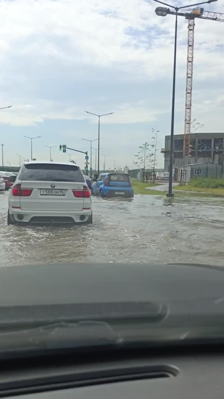 Как Екатеринбург пережил сильную грозу: автомобили ушли под воду после  дождя в Свердловской области - 19 июня 2024 - Е1.ру