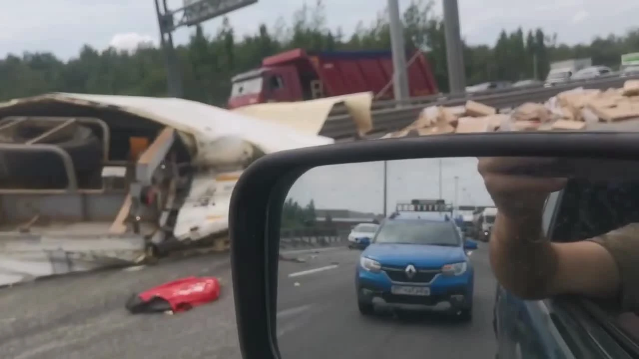 Грузовик протаранил отбойник и перевернулся на КАД в Петербурге, фото и  видео ДТП - 2 августа 2023 - ФОНТАНКА.ру