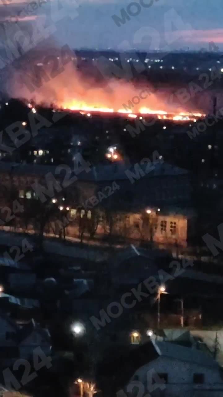 Крупный пожар на Симферопольском шоссе в Подмосковье: в Подольске  загорелась трава, подробности, фото, видео, что известно, что горит,  пострадавшие - 13 апреля 2023 - МСК1.ру