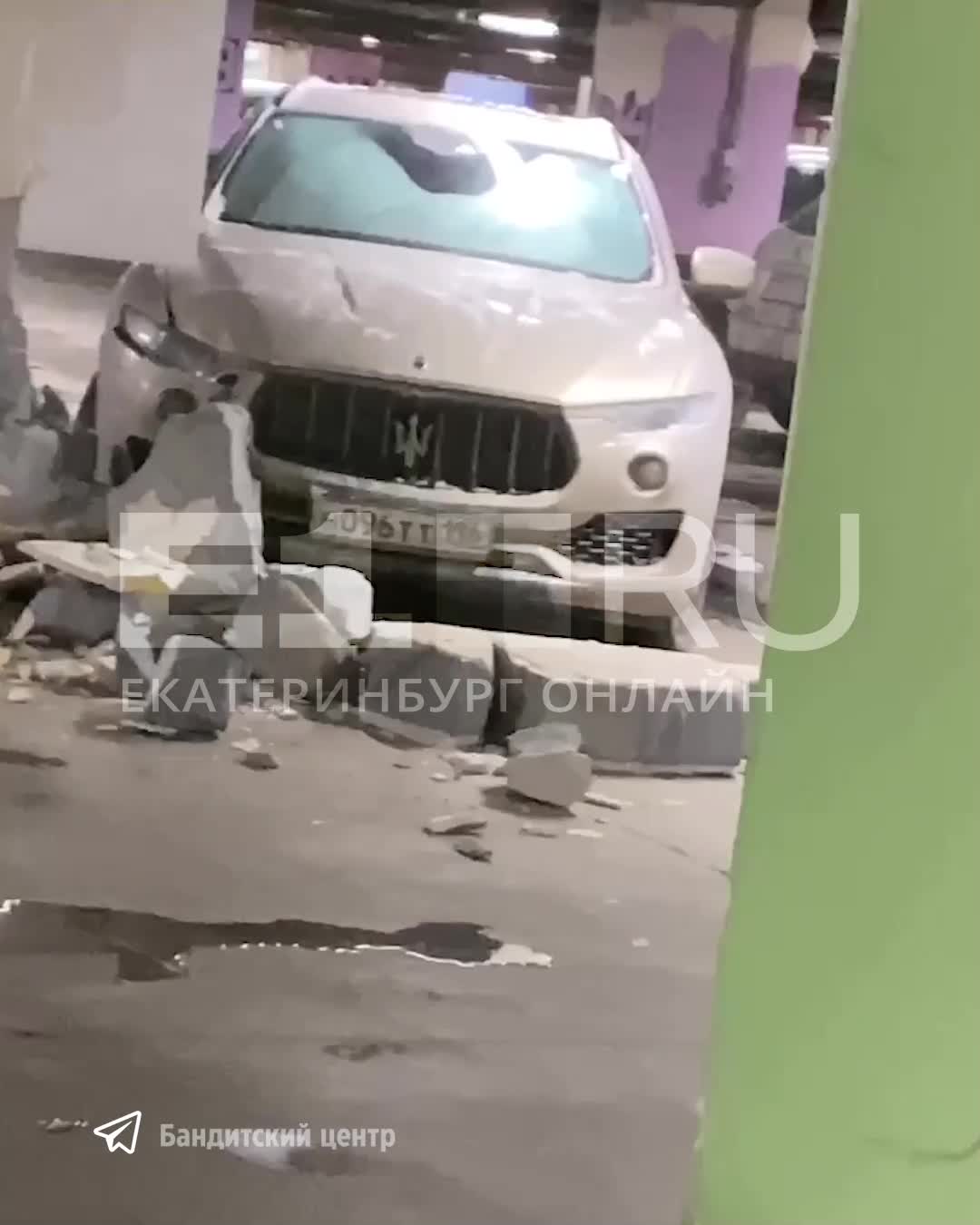 На парковке в «Алатыре» женщина на Maserati въехала в стену и снесла ее,  авария на парковке в екатеринбургском ТЦ: видео - 13 декабря 2023 - Е1.ру