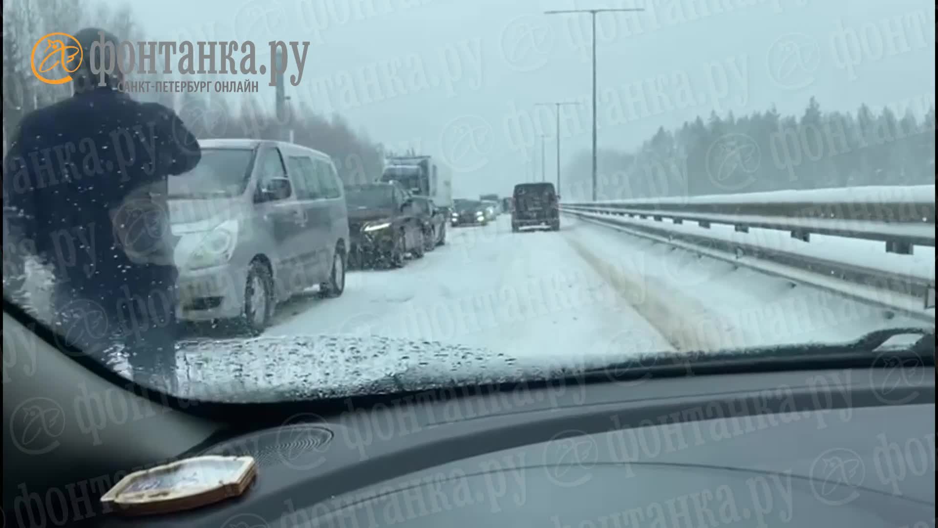 Фото и видео с трассы М-11 в Новгородской области, где в массовой аварии  погибла женщина - 26 февраля 2023 - ФОНТАНКА.ру