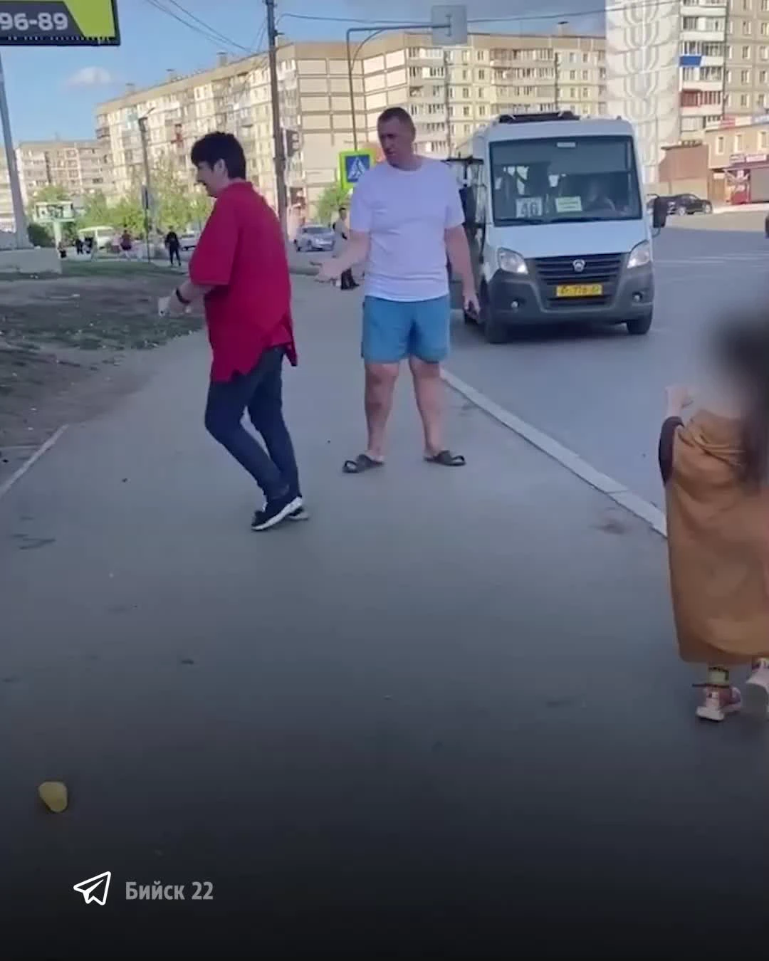 В Бийске полиция проверяет семью из-за видео в соцсетях; пьяная женщина  дерется с сожителем видео - 19 июля 2023 - НГС22.ру