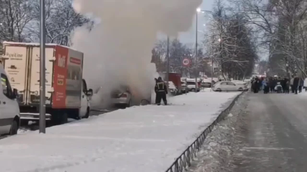 Видео горящего на проспекте Культуры автомобиля - 25 ноября 2023 -  ФОНТАНКА.ру