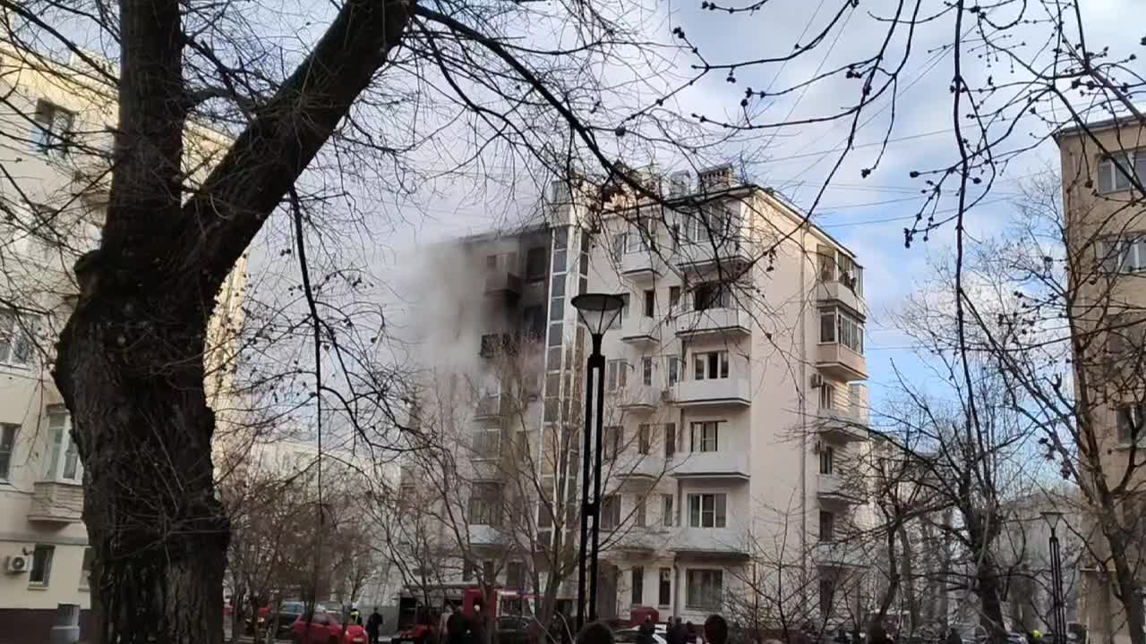 В центре Москвы загорелся жилой дом на Шмитовском проезде: фото, видео и  последние новости о пострадавших - 27 марта 2023 - МСК1.ру