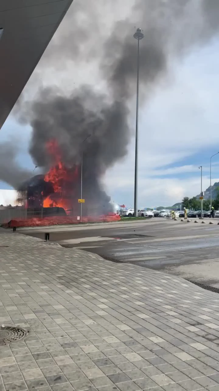 Пожар в аэропорту Минеральные воды, что случилось, фото, видео - 17 мая  2024 - 26.ру