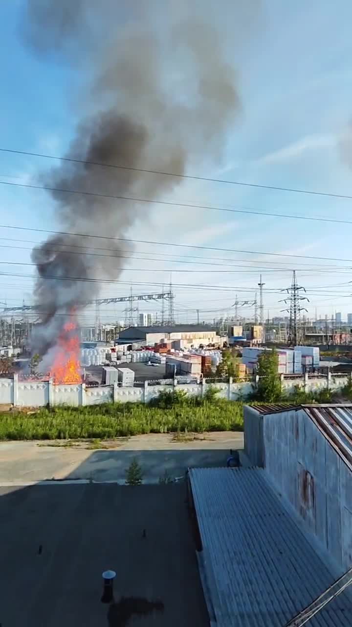 В Екатеринбурге вспыхнул крупный пожар рядом с Южной подстанцией - 30 июня  2023 - Е1.ру