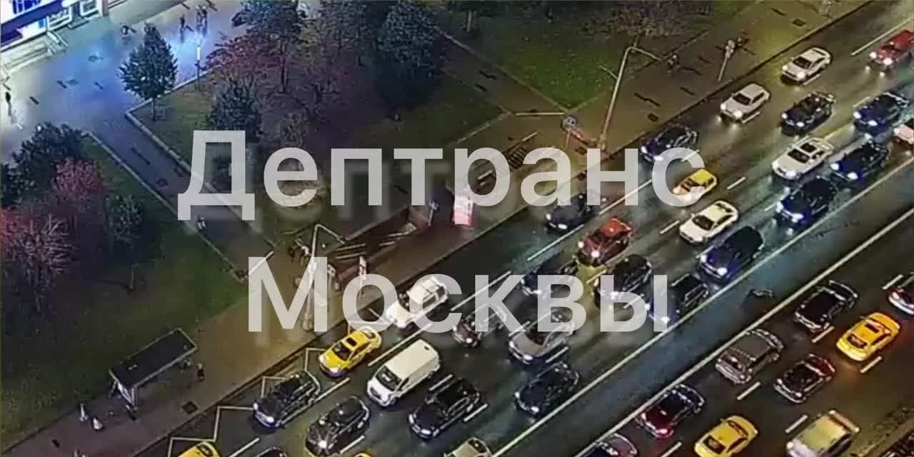 Кортеж переехал человека: на Новом Арбате в Москве автомобиль с мигалкой  переехал человека, позже Дептранс удалил видео, в Сети автомобиль связывают  с Дмитрием Медведевым - 20 октября 2023 - МСК1.ру