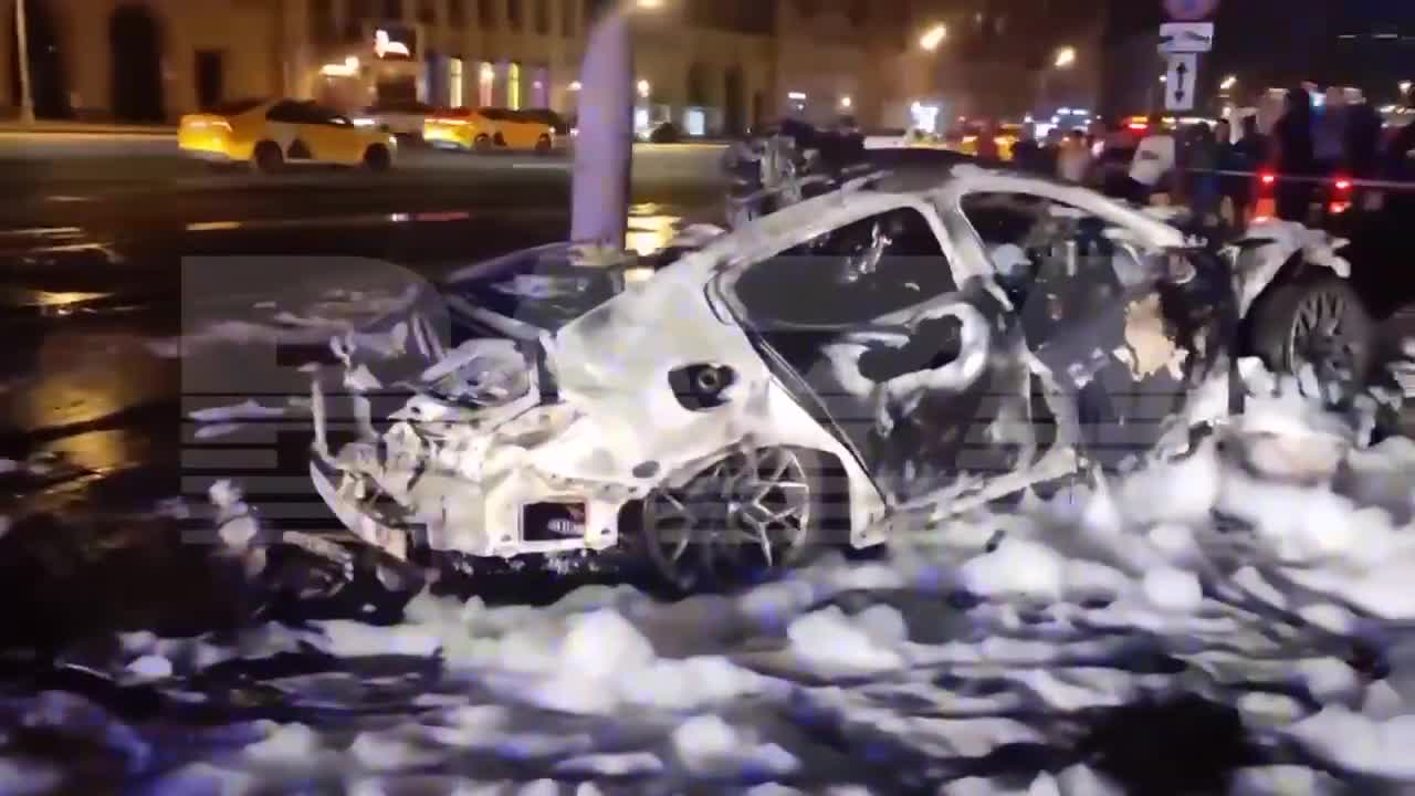 На Кутузовском проспекте BMW врезалась в столб и загорелась: видео - 13  августа 2023 - МСК1.ру