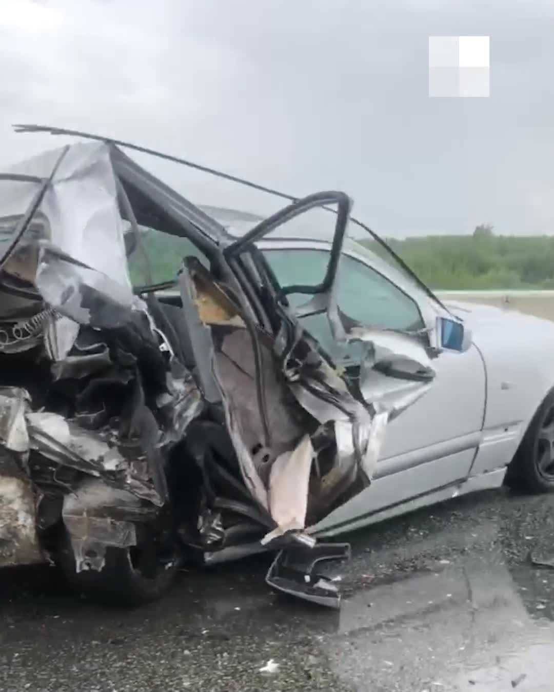 На Кольцовском тракте Mercedes выбросило из колеи на отбойник и он  столкнулся с такси - 1 августа 2023 - Е1.ру