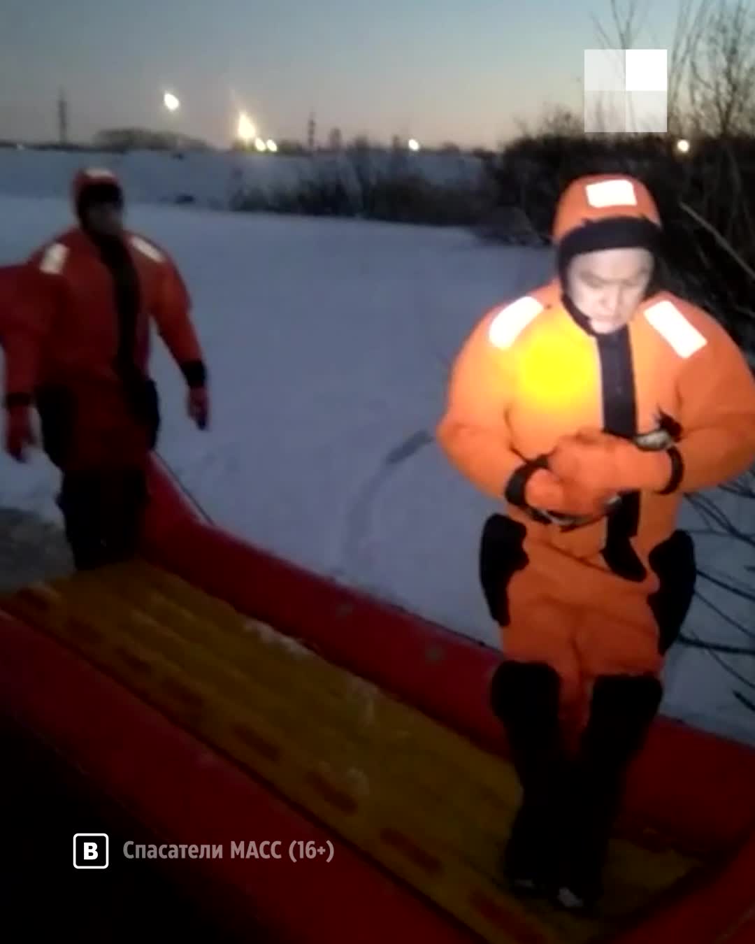 В Киеве спасатели помогли ребенку, у которого рука застряла в раковине
