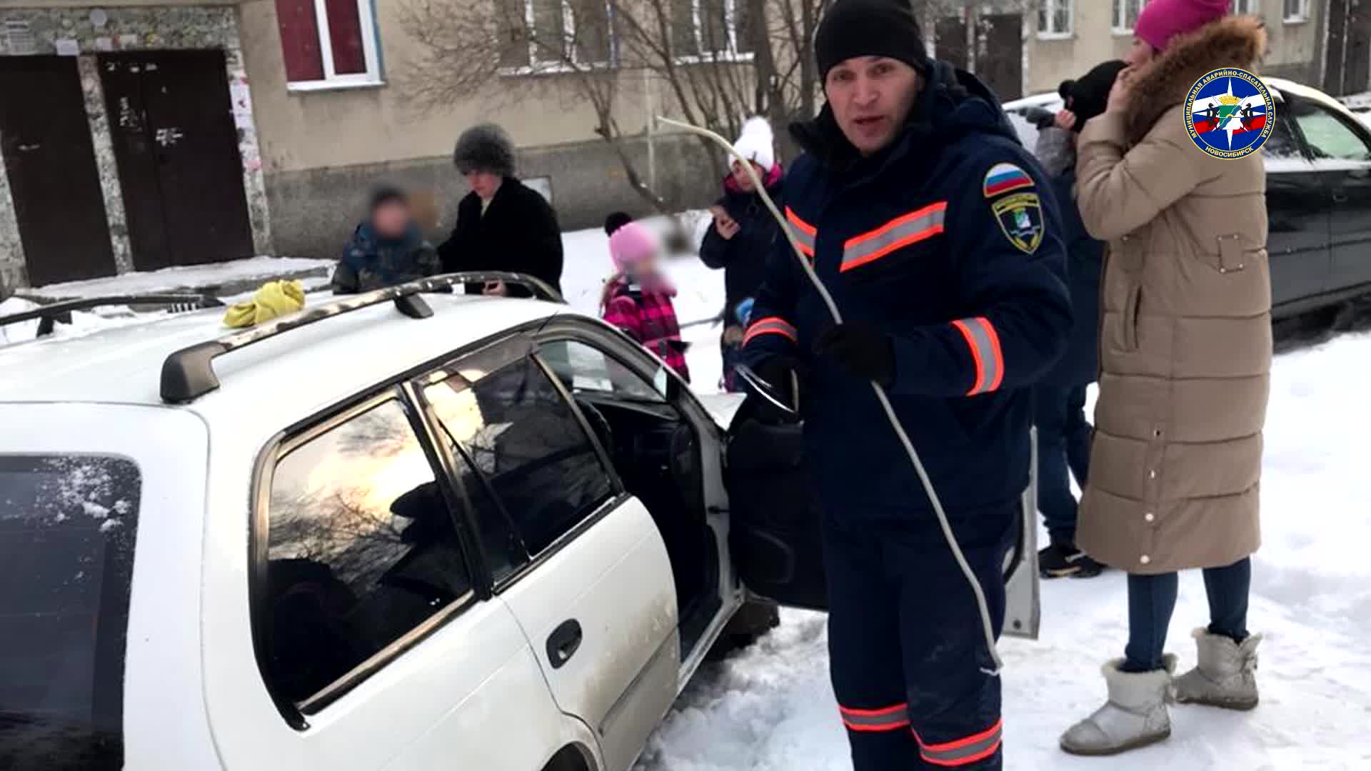 Спасатели вытащили из закрытой машины 2-летнего мальчика в Новосибирске 14  декабря 2020 г. - 14 декабря 2020 - НГС.ру