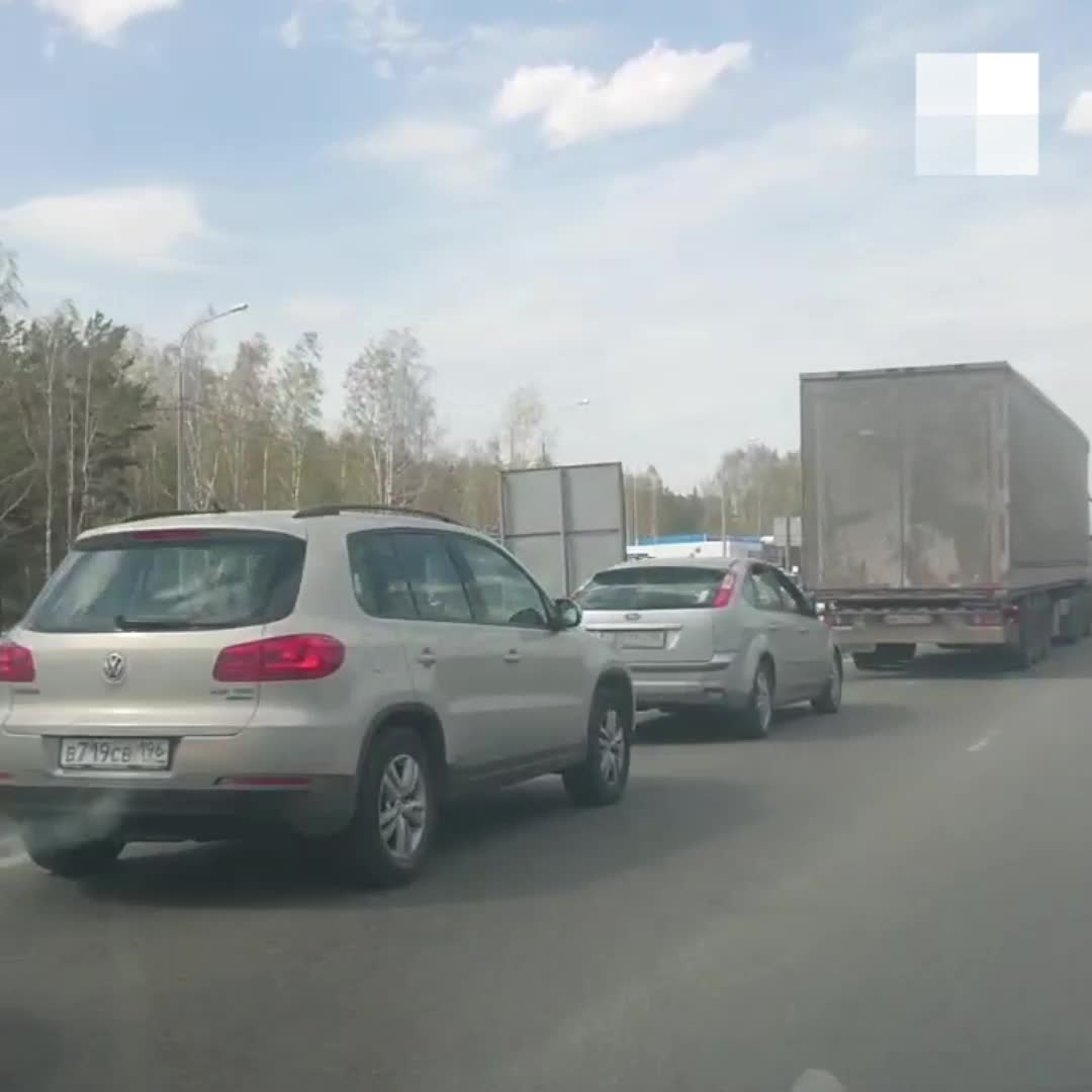 На выезде из Екатеринбурга в сторону Челябинского тракта скопилась огромная  пробка: 5 мая 2021 года - 5 мая 2021 - Е1.ру