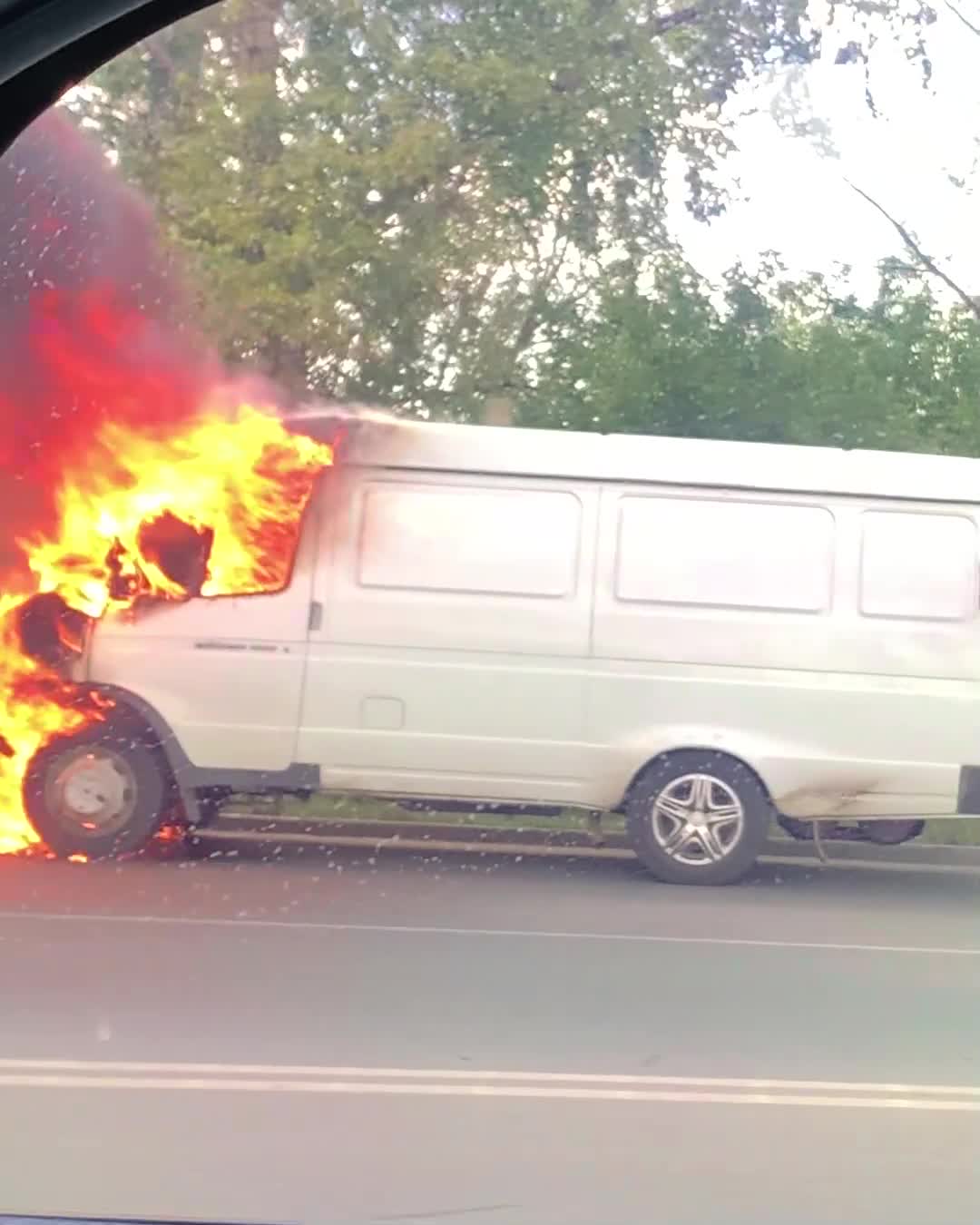 Загорелась «Газель» на Меридиане в Челябинске: фото и видео, 12 августа  2022 г - 12 августа 2022 - 74.ру