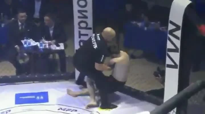 Мужск напал на девочку. Брюс ли. Ударил яростно. Ударил яростно. Подростки напали на женщину.