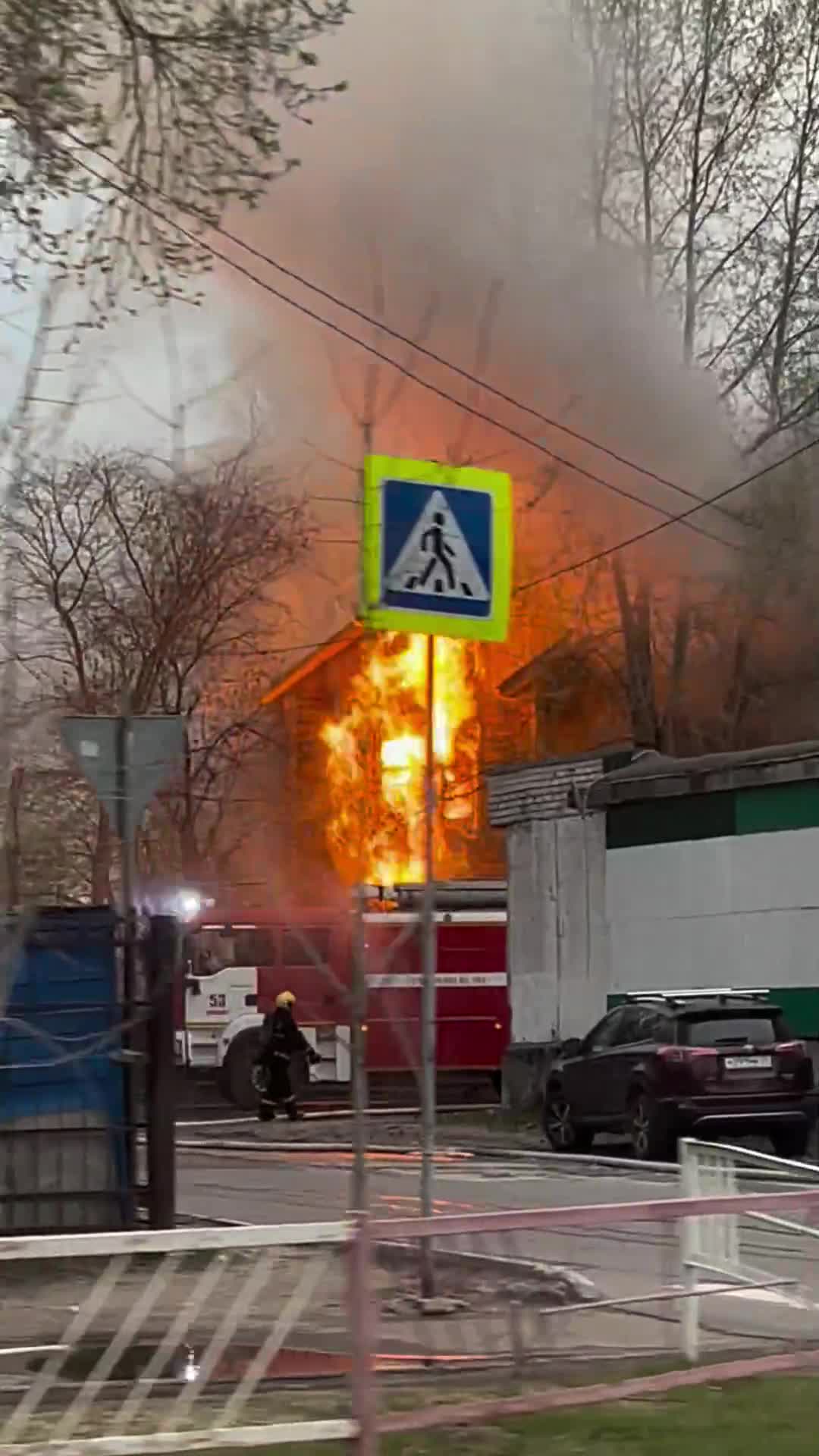 В Новодвинске Архангельской области загорелся деревянный многоквартирный дом  - 29 мая 2024 - 29.ру