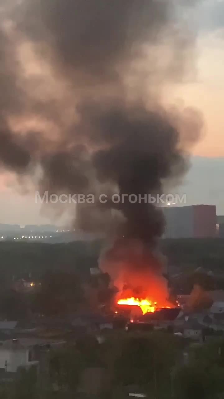 Есть погибшие. Пожар охватил два частных дома в Новой Москве: видео