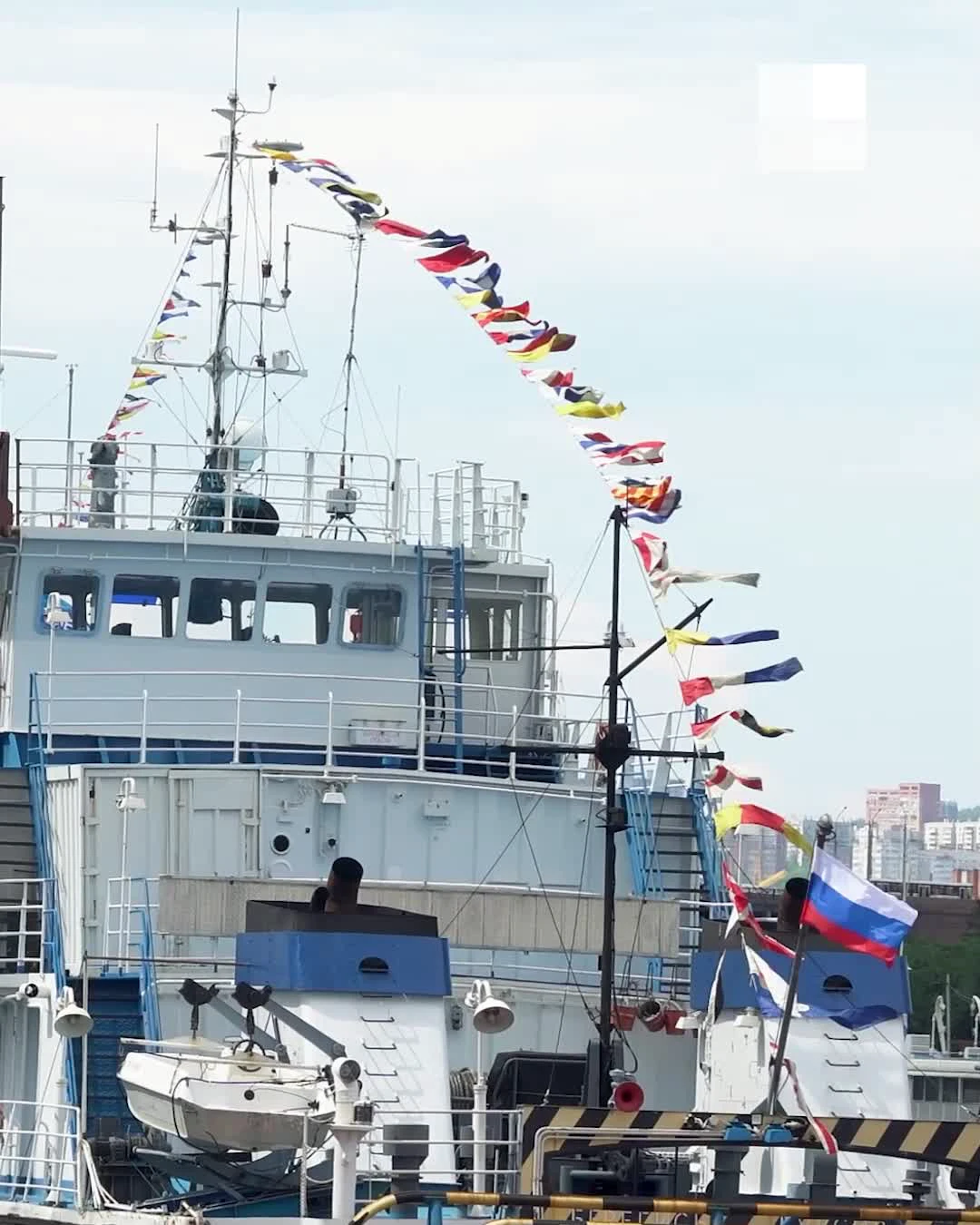 В Красноярске вдоль левобережной набережной Енисея прошел парад судов - 30  июня 2023 - НГС24.ру