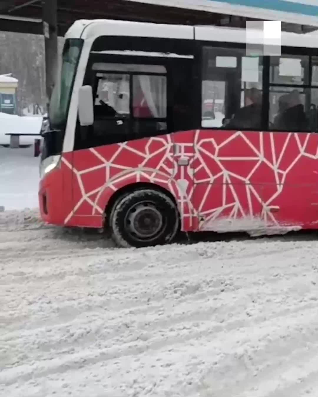 Видео: школьный автобус метров тащил ребенка по асфальту - Российская газета