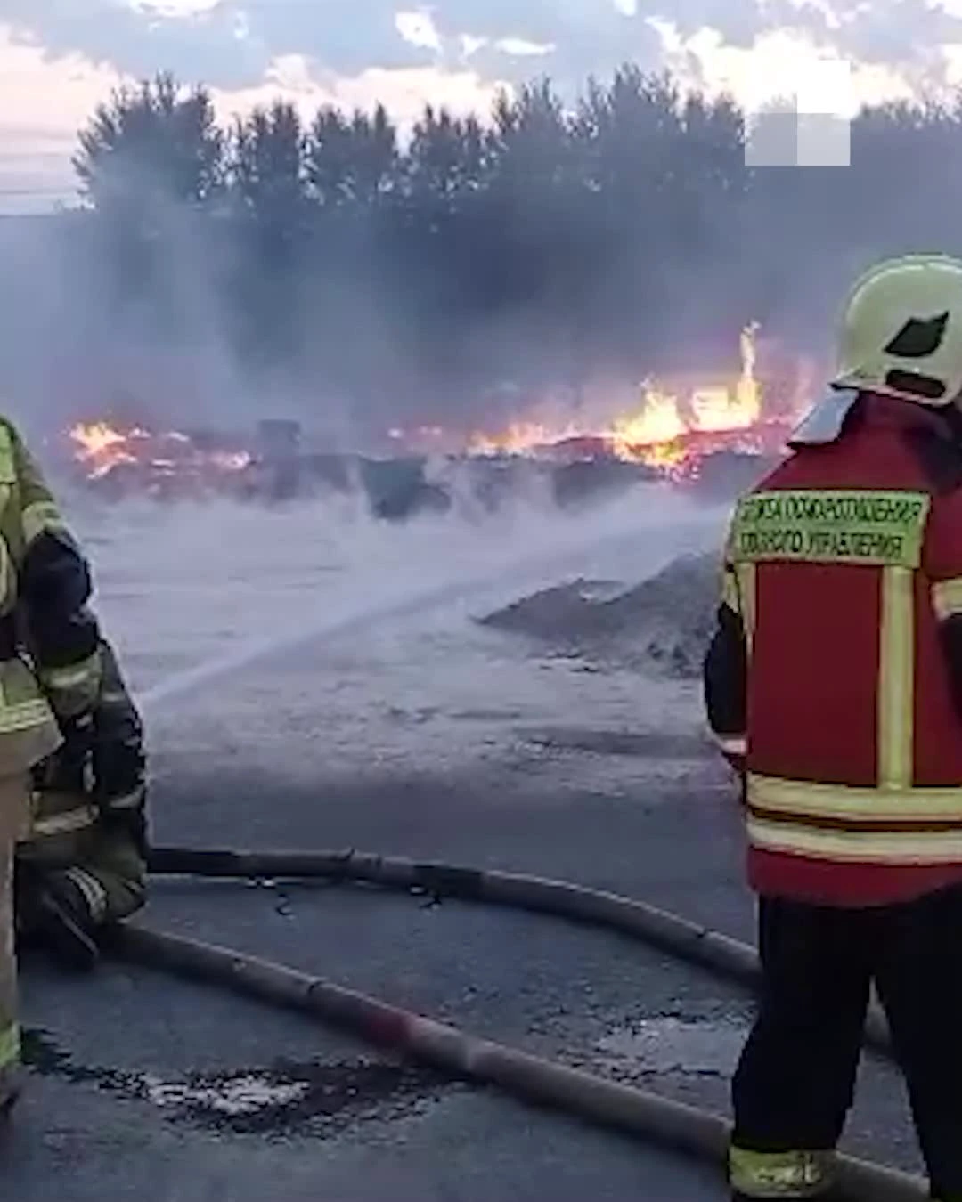 В Екатеринбурге сильный огонь охватил 1050 квадратных метров под ЛЭП