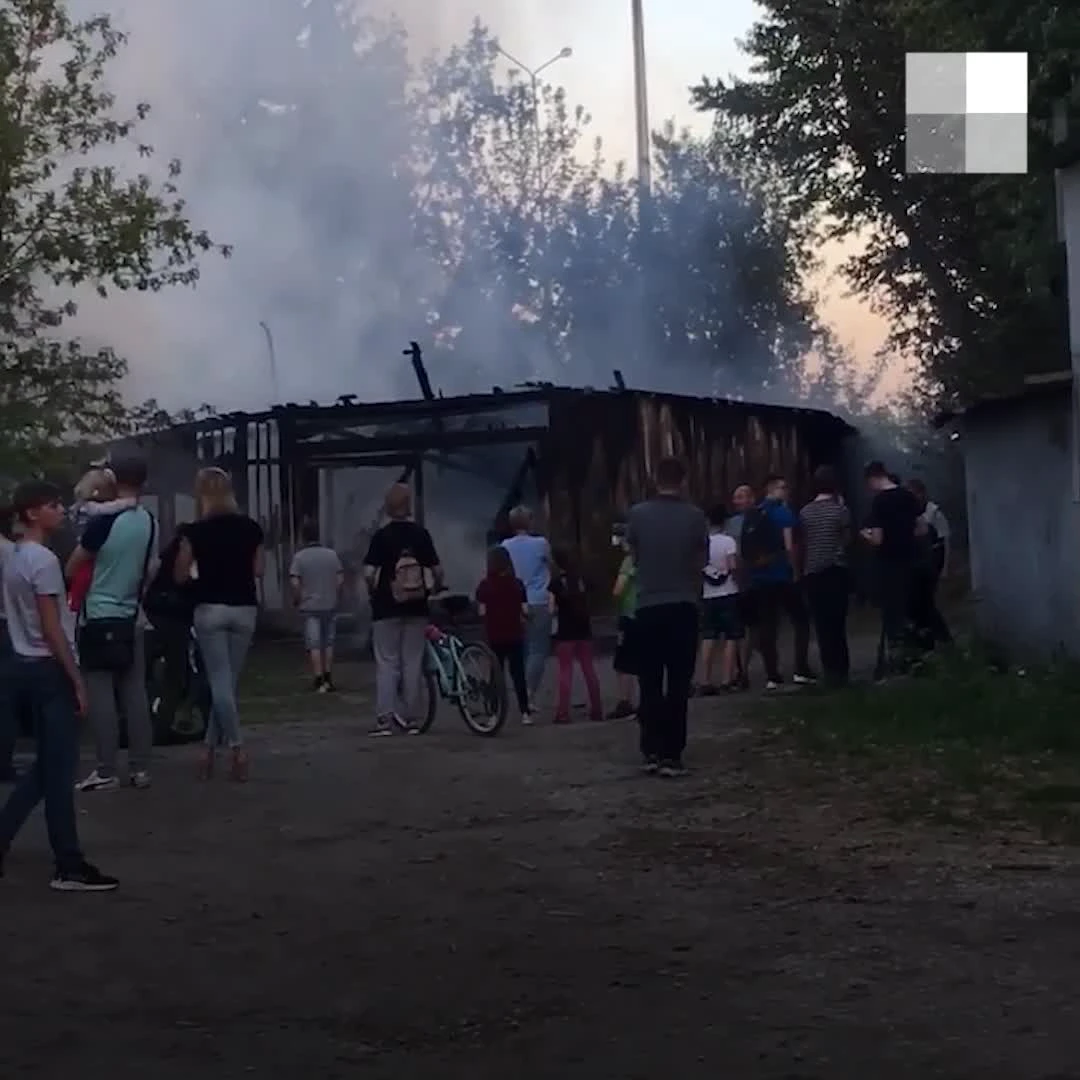 Бакинских Комиссаров, 1б. На площади 100 м кв. горит расселенный дом  барачного типа. В тушении задействованы 5 единиц пожарной техники и 18  человек личного состава. Информации о пострадавших не поступало - 20 мая  2021 - Е1.ру