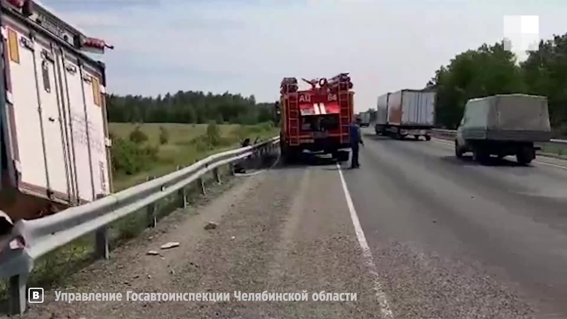 На трассе под Челябинском грузовик перевернулся после столкновения с  легковушкой | 74.ру - новости Челябинска