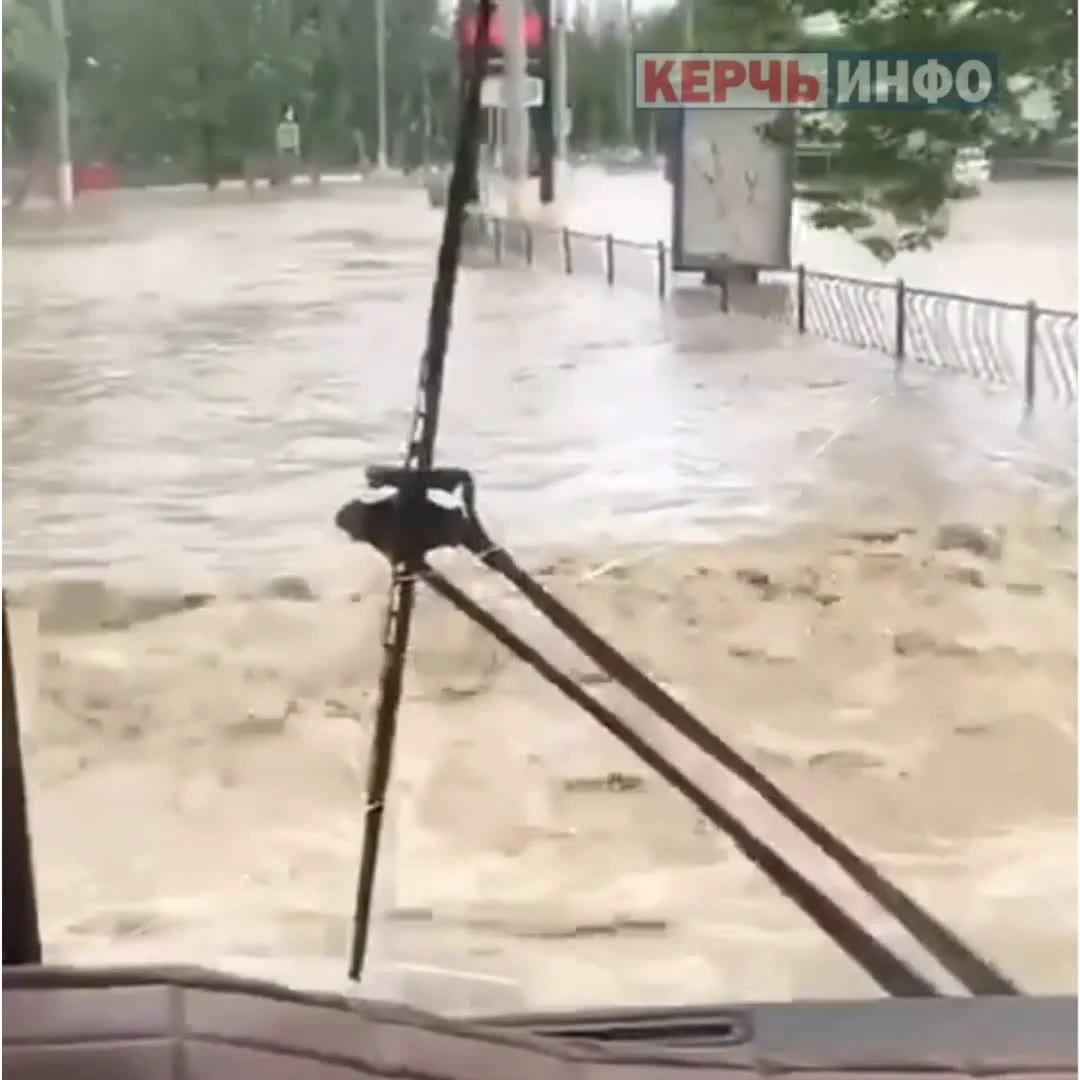 Керчь ушла под воду: мощные фото и видео крымского апокалипсиса | MAXIM