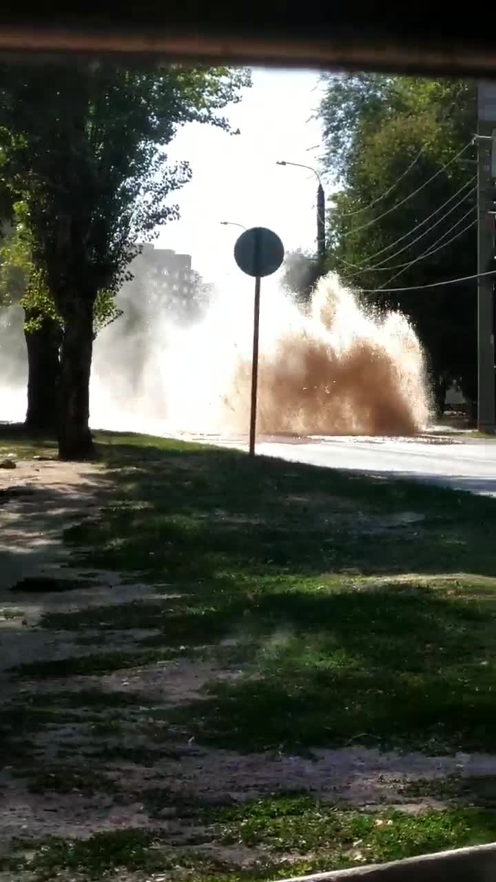 На Западном прорвало трубу: вода забила фонтаном, администрация ответила,  когда аварию устранят - 7 сентября 2022 - 161.ру