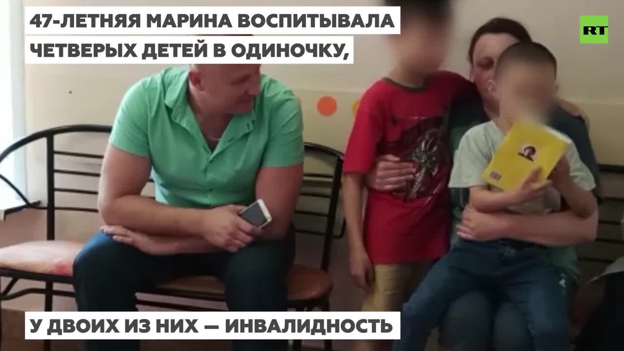 Многодетную мать заставили отдать детей в социальный центр из-за беспорядка  в квартире - RT на русском