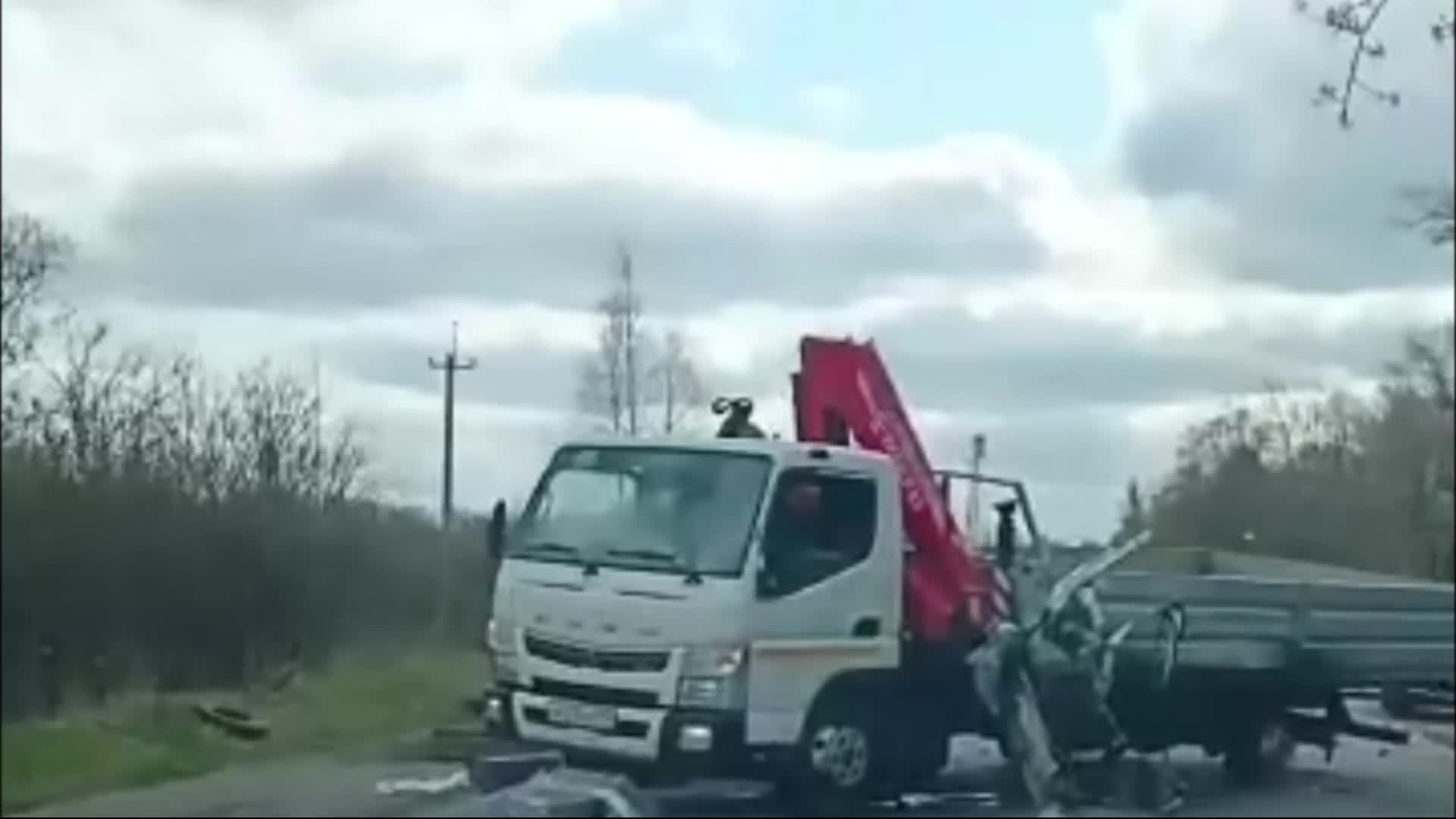 Видео: Land Cruiser столкнулся с манипулятором на Ропшинском шоссе в  Ленобласти - 4 мая 2023 - ФОНТАНКА.ру