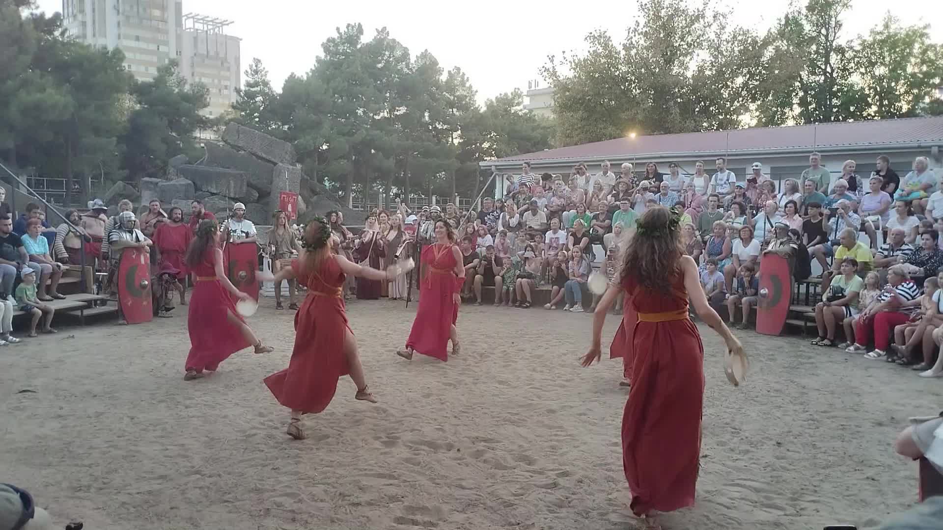 Гладиаторские бои развернули средь бела дня в центре города :: Театр :: Дни. ру