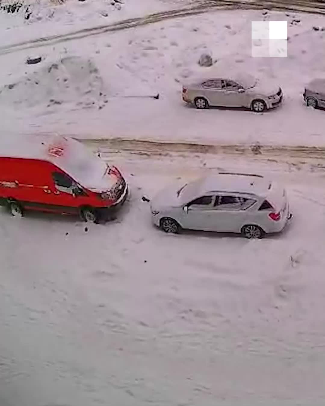 В Екатеринбурге хулиганы устроили «бомбежку» стеклянными банками с верхних  этажей: видео - 5 февраля 2024 - Е1.ру