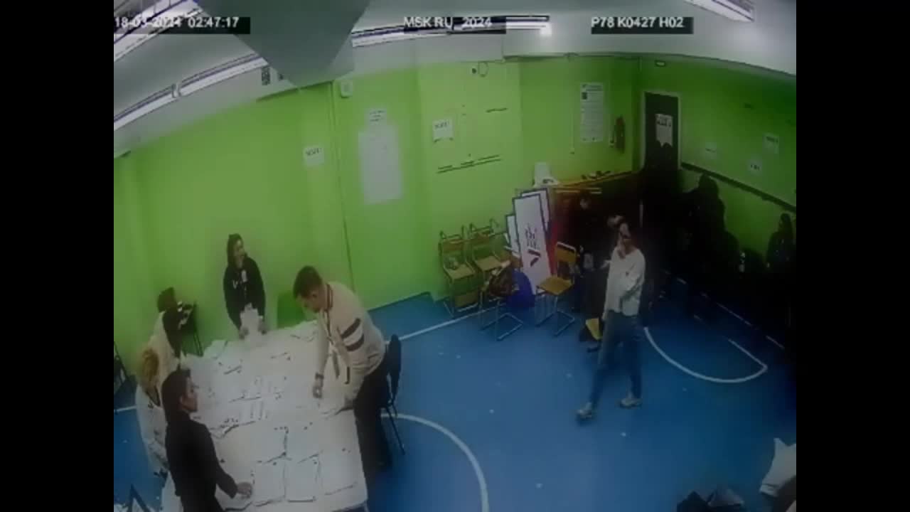 ногу задирает gif