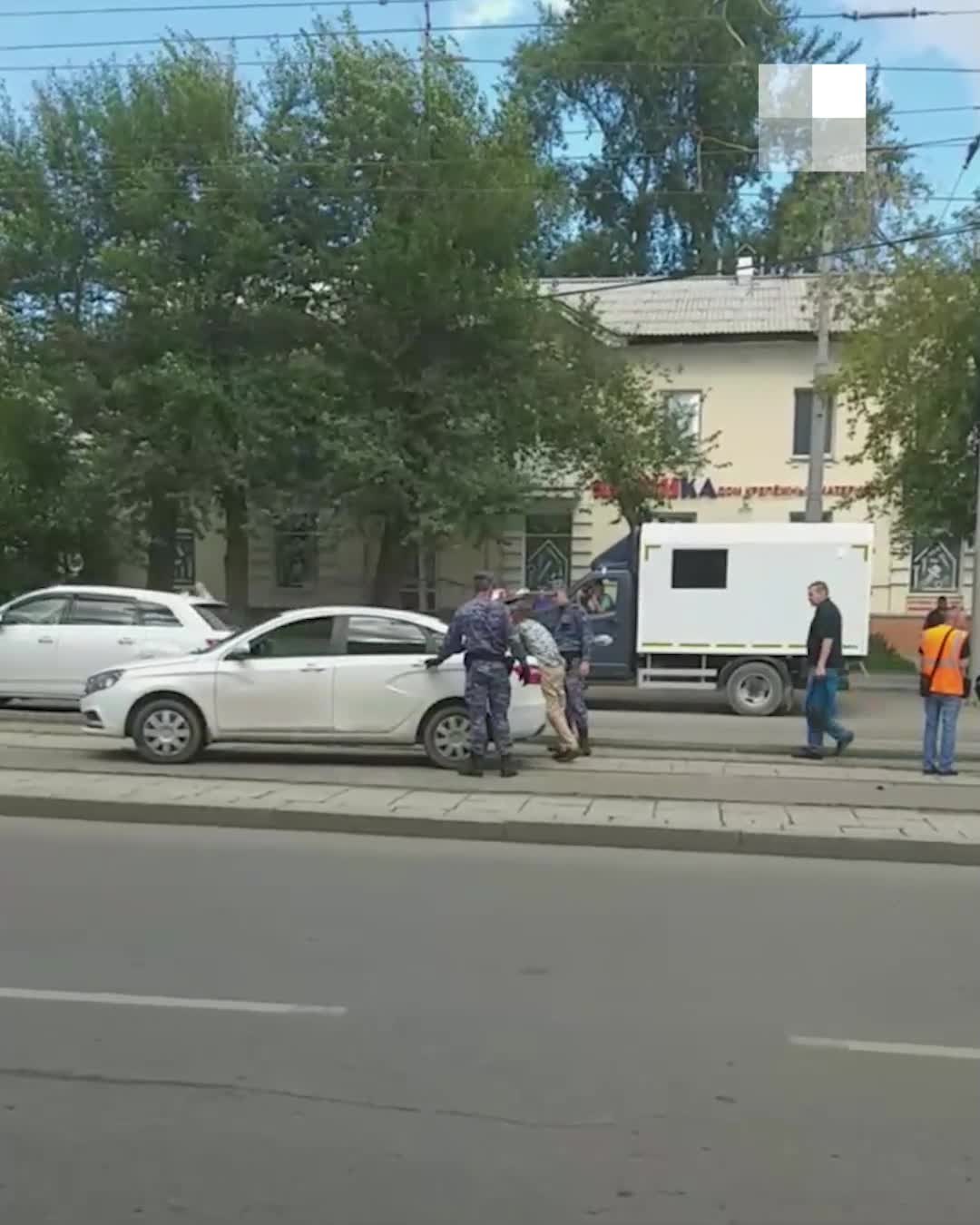 В Екатеринбурге водитель-неадекват загородил проезд трамваям на Малышева -  11 августа 2023 - Е1.ру