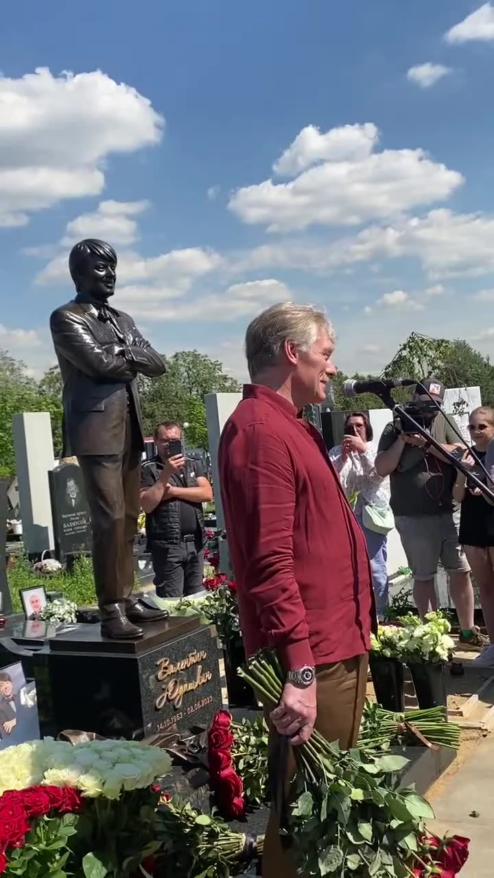 На могиле Валентина Юдашкина установили памятник: фото, видео, на  Троекуровское кладбище в Москве приехали Дмитрий Песков, Татьяна Навка,  Игорь Крутой, Константин Эрнст, Анита Цой, Розенбаум, где похоронен  модельер - 15 июня 2024 - МСК1.ру