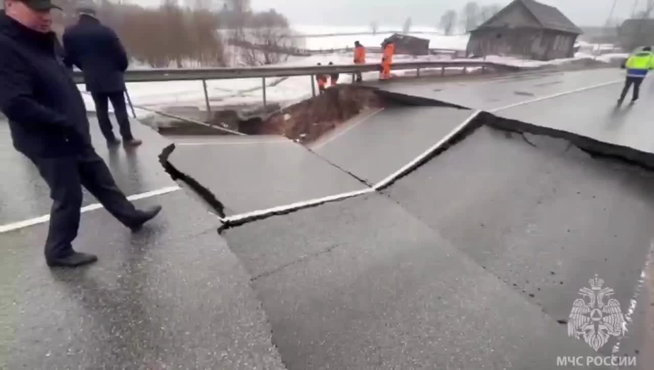 В Сети появились видео с участка трассы М-7 «Волга» на подъезде к Прикамью,  где смыло мост - 27 марта 2023 - 59.ру