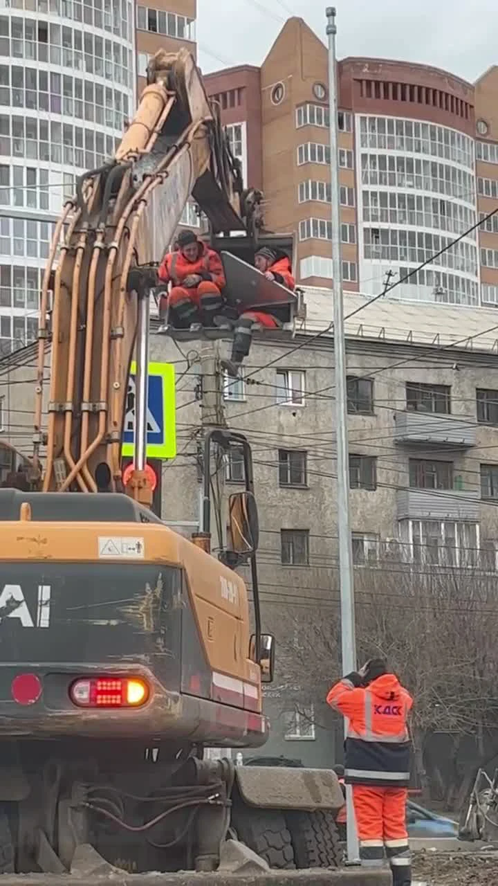 Двое рабочих на Киренского задорно катались в ковше экскаватора в 2022 году  - 28 октября 2022 - НГС24.ру