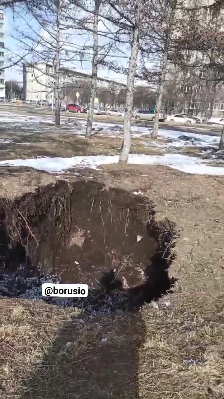 В Зеленой Роще в Красноярске образовались огромные провалы грунта - 5  апреля 2021 - НГС24.ру