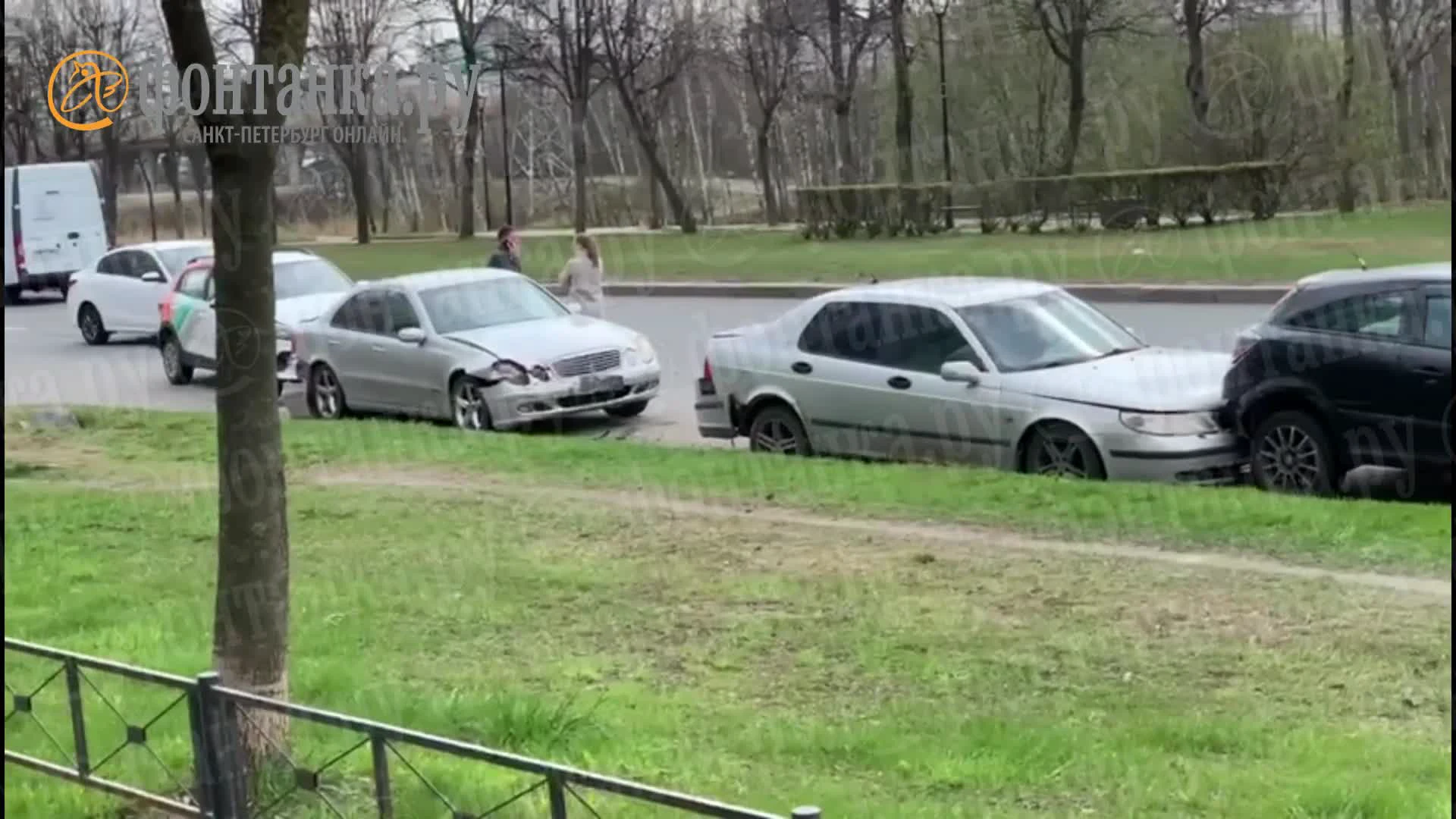 Видео: Каршеринг собрал пять машин на Планерной улице в Петербурге - 2 мая  2023 - ФОНТАНКА.ру