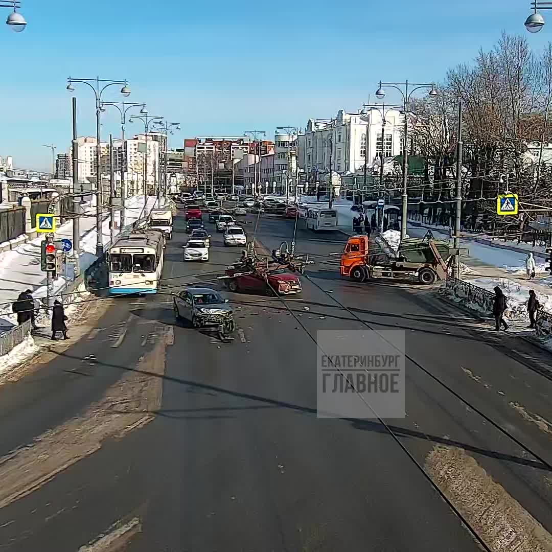 Появилось видео массовой аварии у Центрального стадиона с тремя  легковушками и троллейбусом - 16 февраля 2024 - Е1.ру