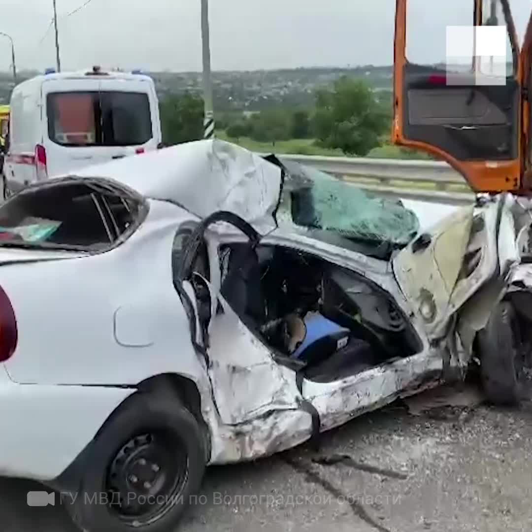 В Волгограде в страшной аварии на Третьей Продольной погиб ребенок, его  мать госпитализирована - 17 июня 2021 - V1.ру