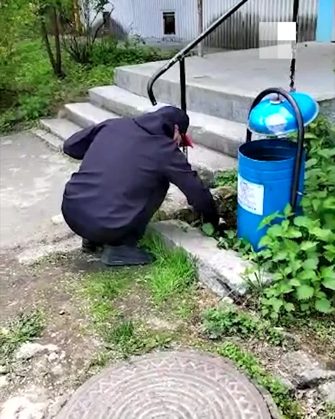 Екатеринбурженка сняла на видео вежливого закладчика, который искал гашиш в  паре метров от детской площадки, 27 мая 2022 г. - 27 мая 2022 - Е1.ру