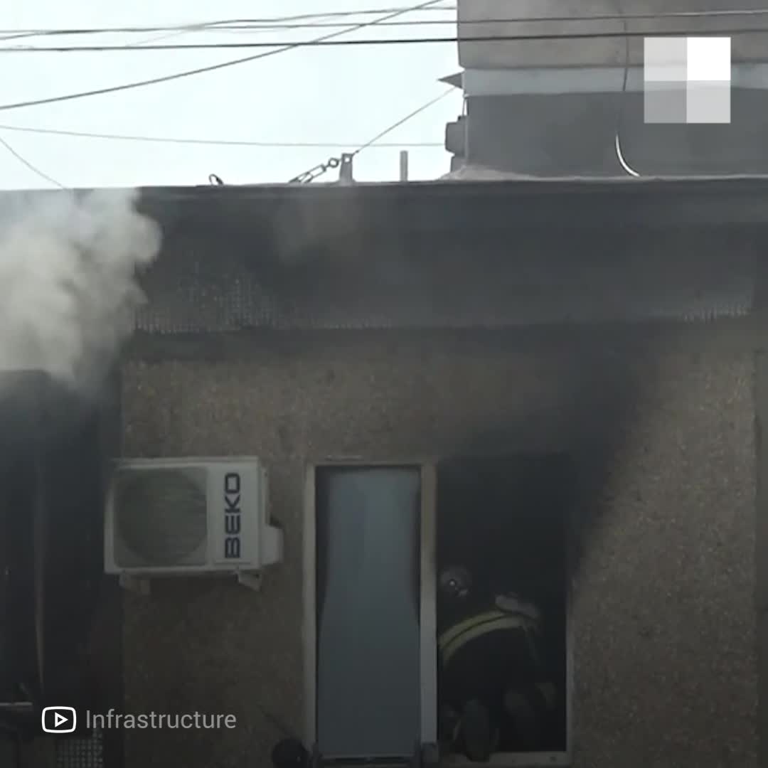 В Волжском загорелся балкон в одной из пятиэтажек, процесс тушения пожара  попал на видео - 21 июля 2021 - V1.ру