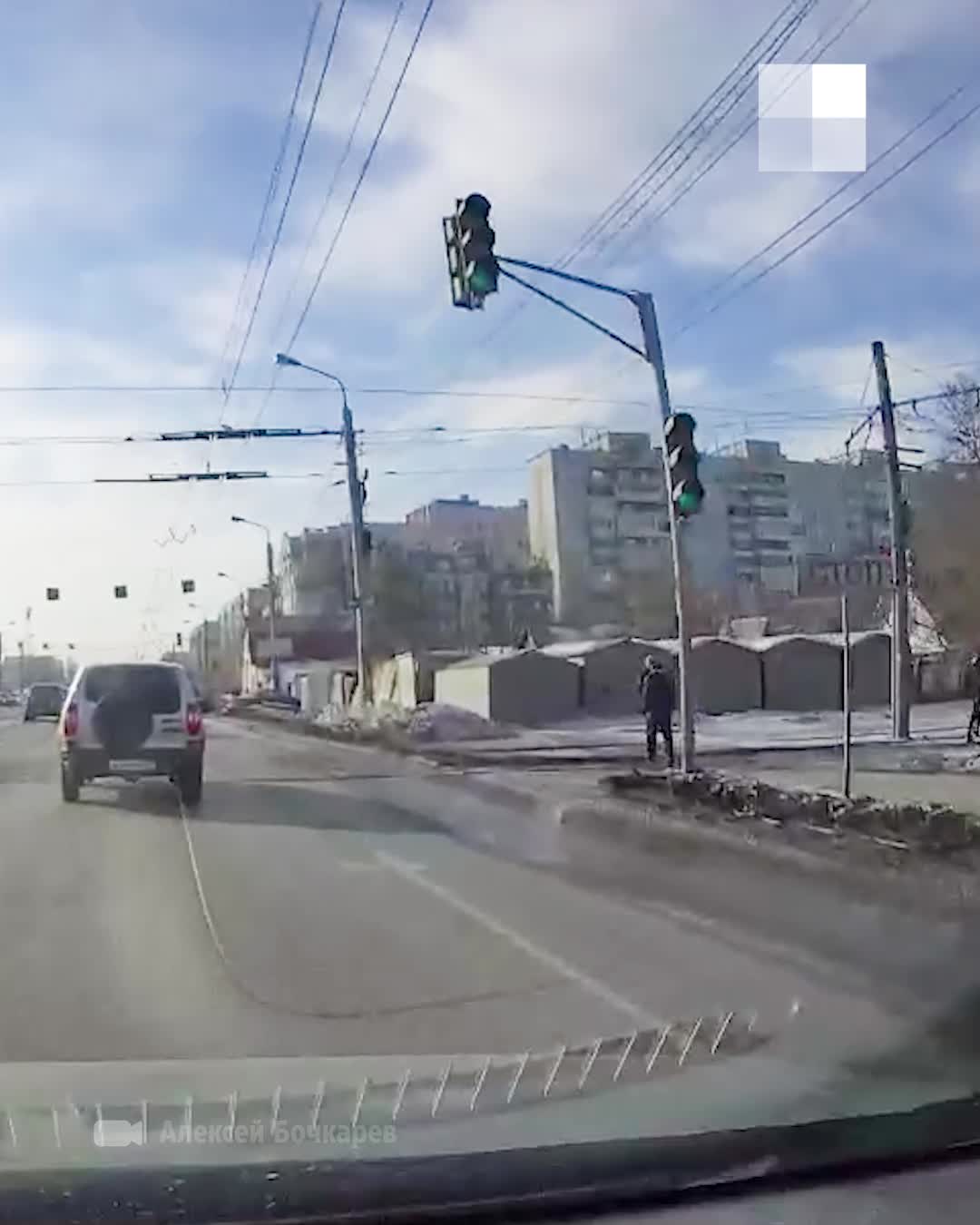 Видео, где омичи толкают трамвай, прокомментировали в мэрии, 5 марта 2022  года - 5 марта 2022 - НГС55.ру