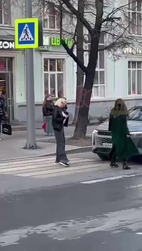 Настасью Самбурскую сбил мопед в центре Москвы — видео | STARHIT