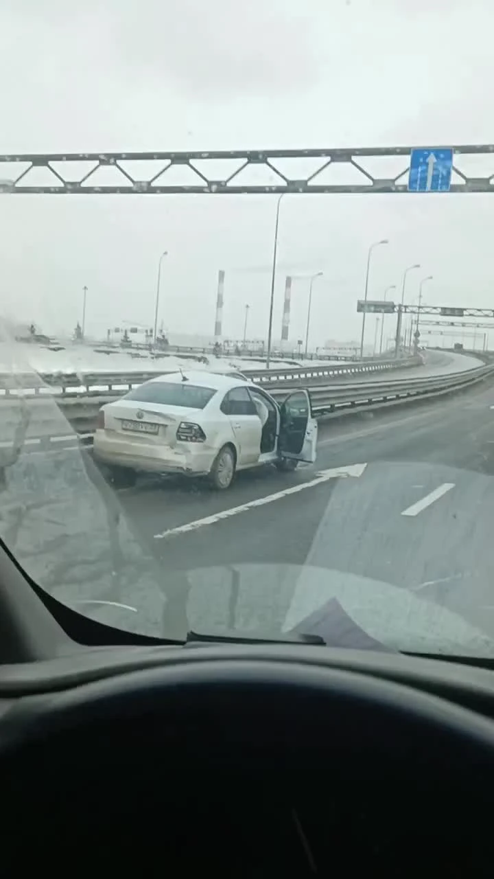 На съезде с Дачного на Предпортовую столкнулись три легковых автомобиля и  грузовик - 4 апреля 2023 - ФОНТАНКА.ру