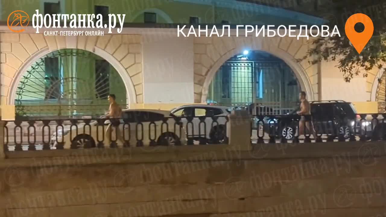 Два парня в трусах искупались в канале Грибоедова в центре Петербурга - 23  сентября 2023 - ФОНТАНКА.ру