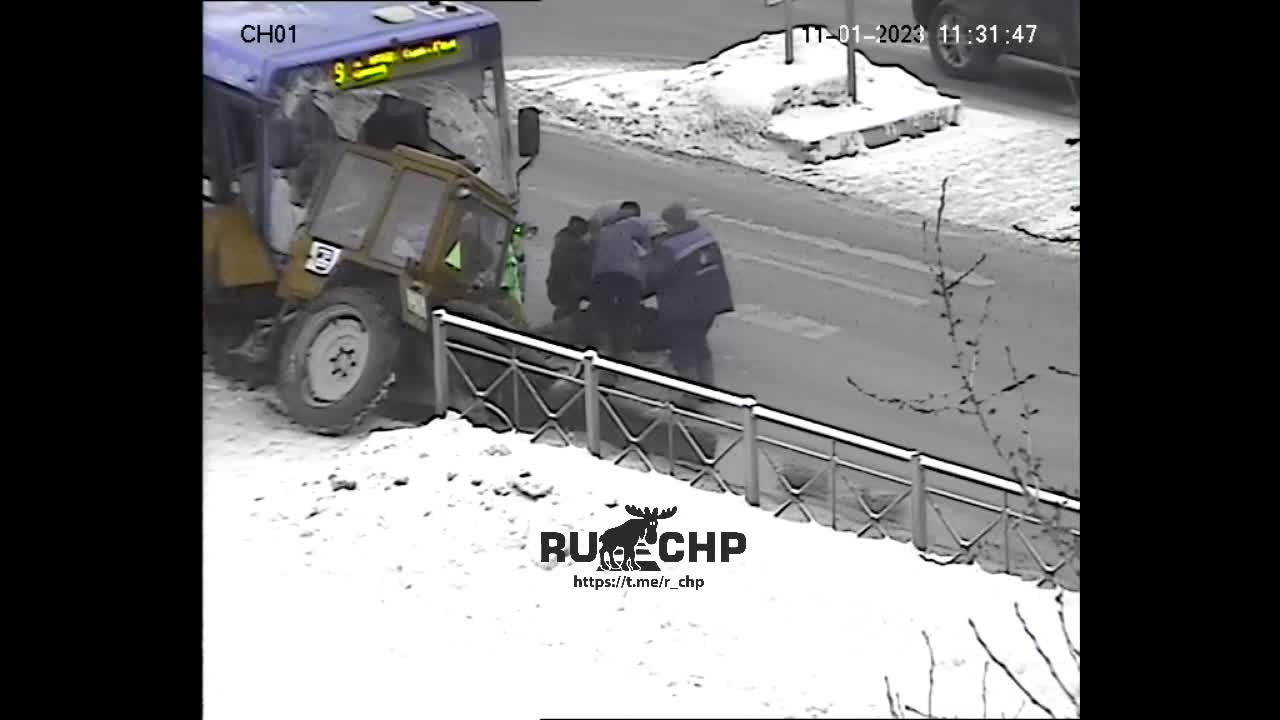 В интернете опубликовали видео ДТП с трактором и автобусом в Архангельске -  18 января 2023 - 29.ру