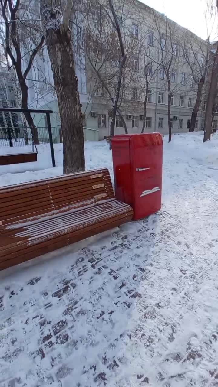 В Челябинске из сквера украли красный холодильник для обмена книгами. Он не  простоял и дня | 74.ру - новости Челябинска